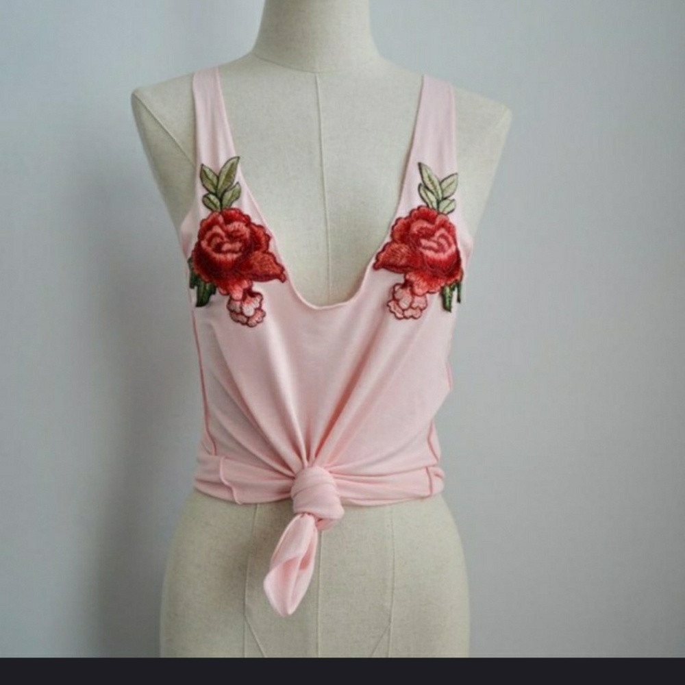 ⭐ Tank top w/ roses